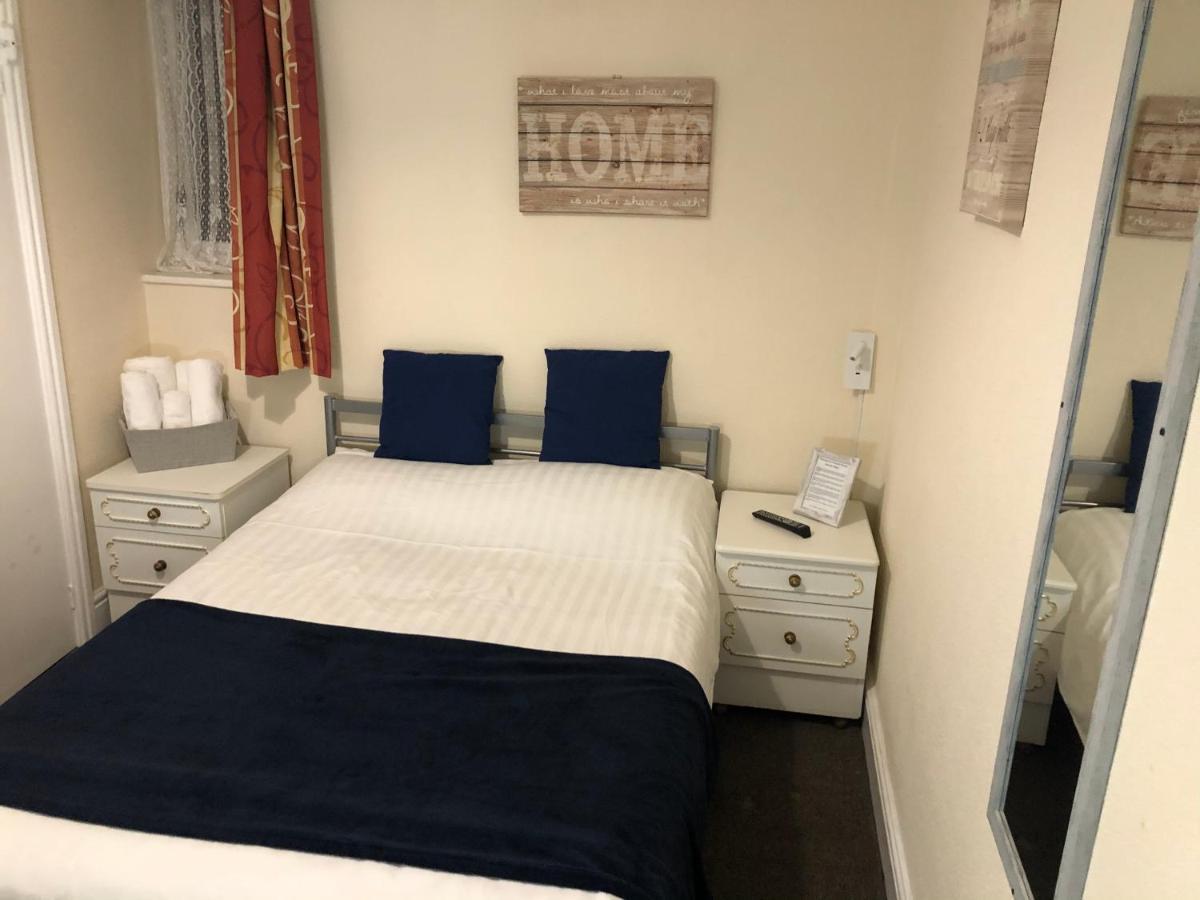 Victoria House - Self Catering Quiet Guesthouse - Adult Singles And Couples Only Blackpool Exterior foto