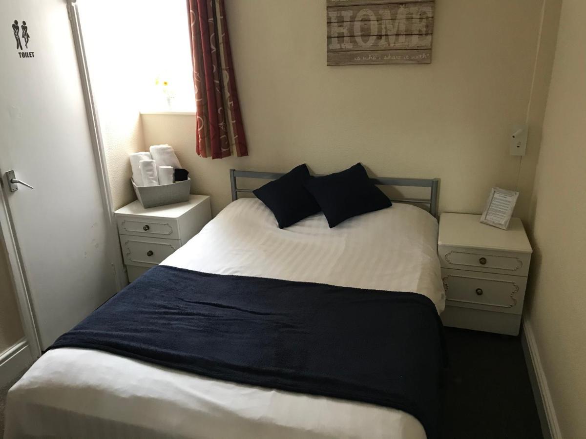 Victoria House - Self Catering Quiet Guesthouse - Adult Singles And Couples Only Blackpool Exterior foto
