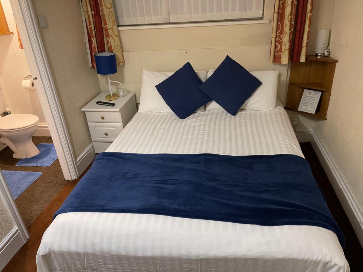 Victoria House - Self Catering Quiet Guesthouse - Adult Singles And Couples Only Blackpool Exterior foto