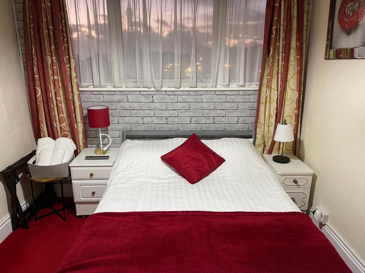 Victoria House - Self Catering Quiet Guesthouse - Adult Singles And Couples Only Blackpool Exterior foto