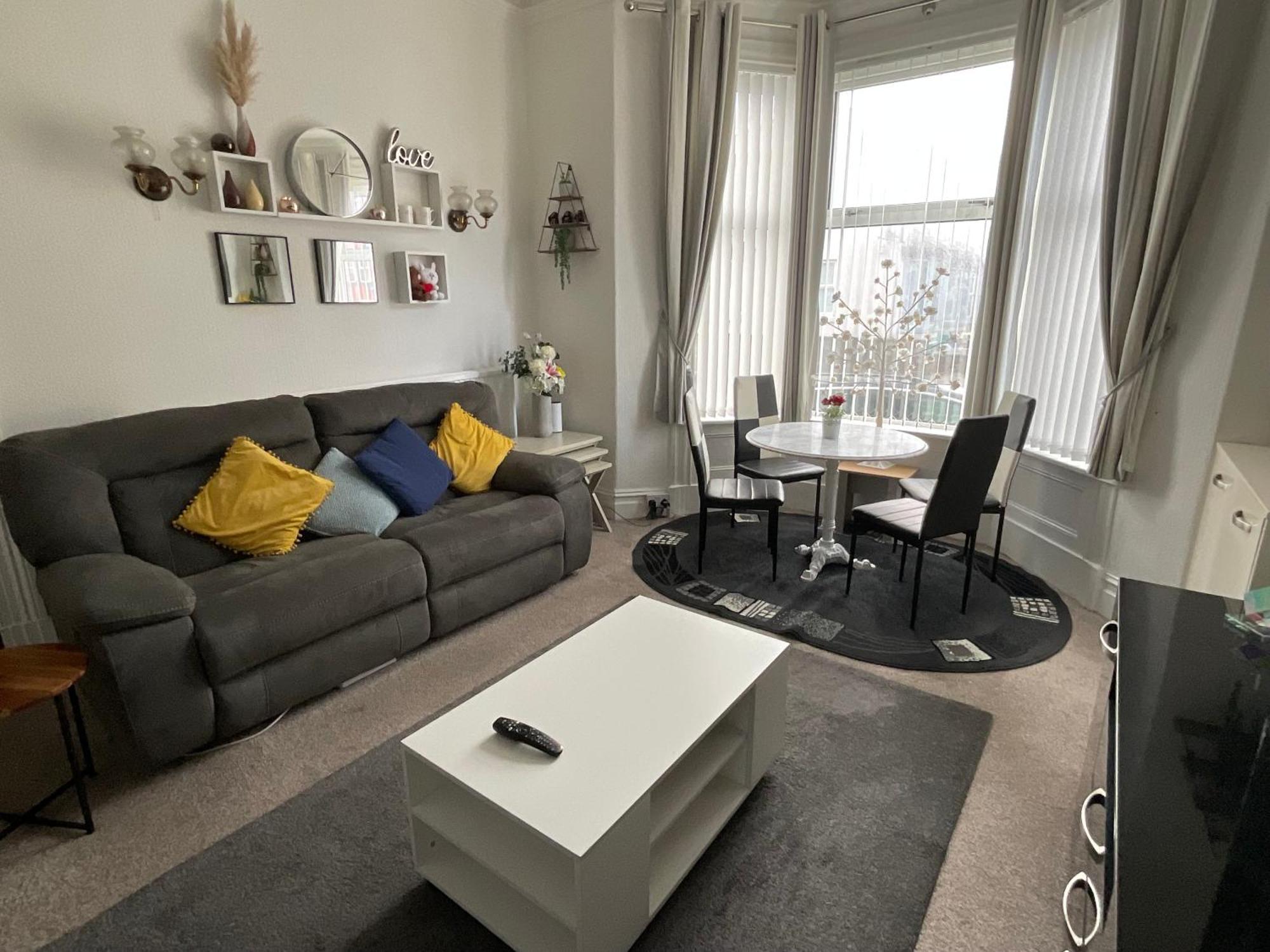 Victoria House - Self Catering Quiet Guesthouse - Adult Singles And Couples Only Blackpool Exterior foto