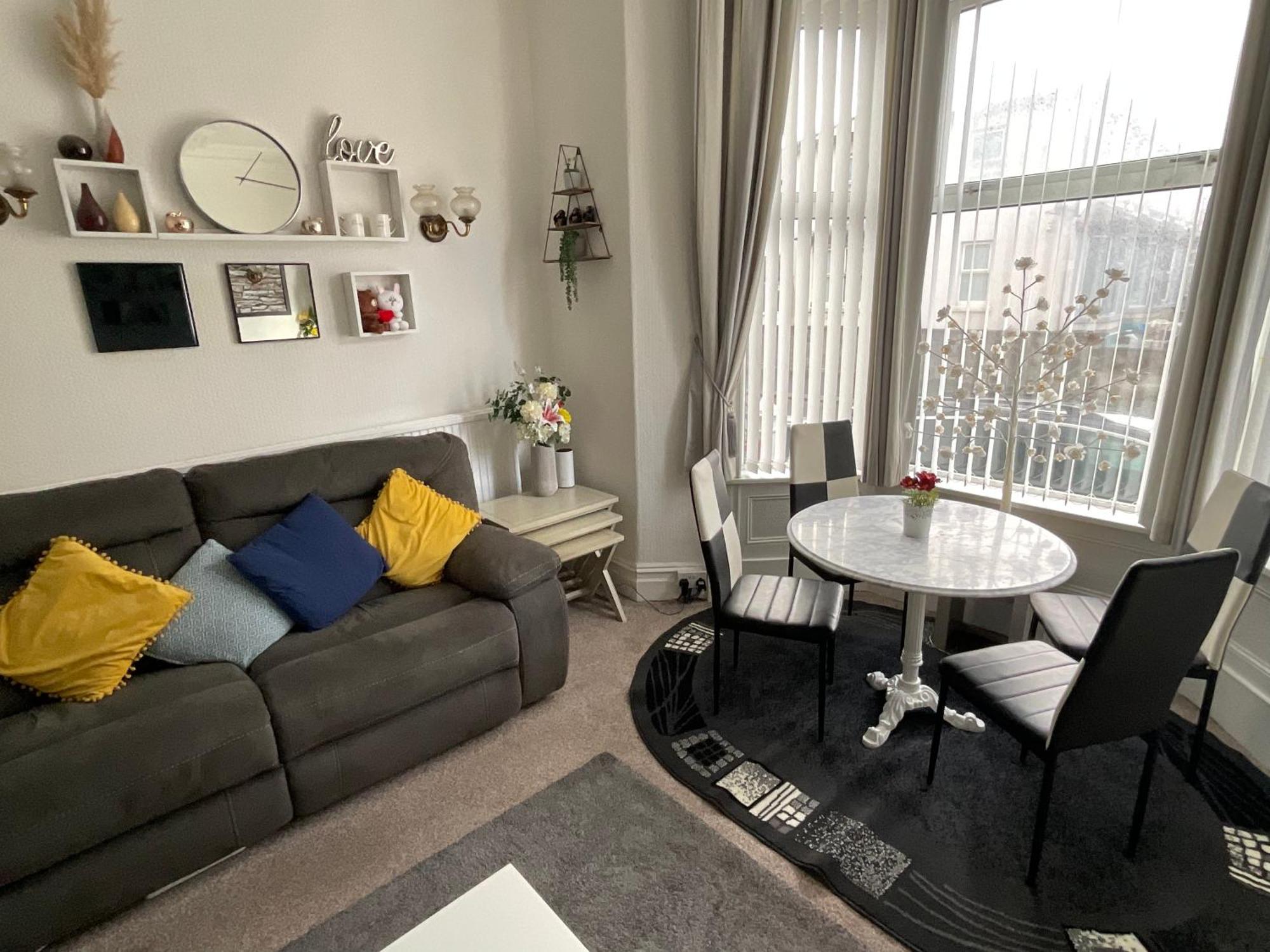 Victoria House - Self Catering Quiet Guesthouse - Adult Singles And Couples Only Blackpool Exterior foto